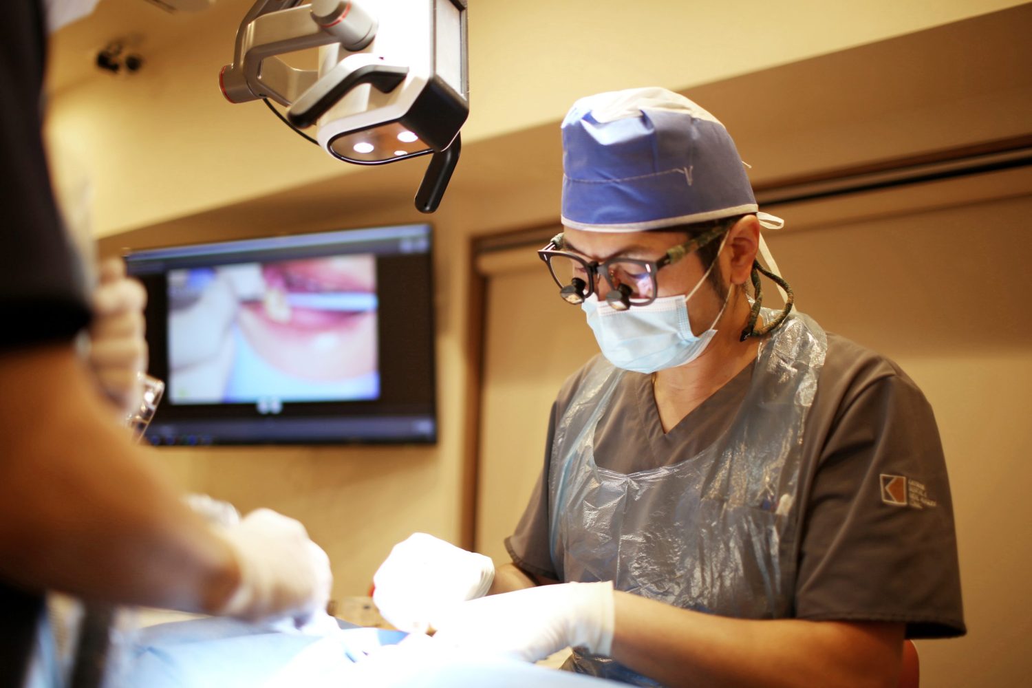 口腔外科とインプラント両方の専門医が施術します